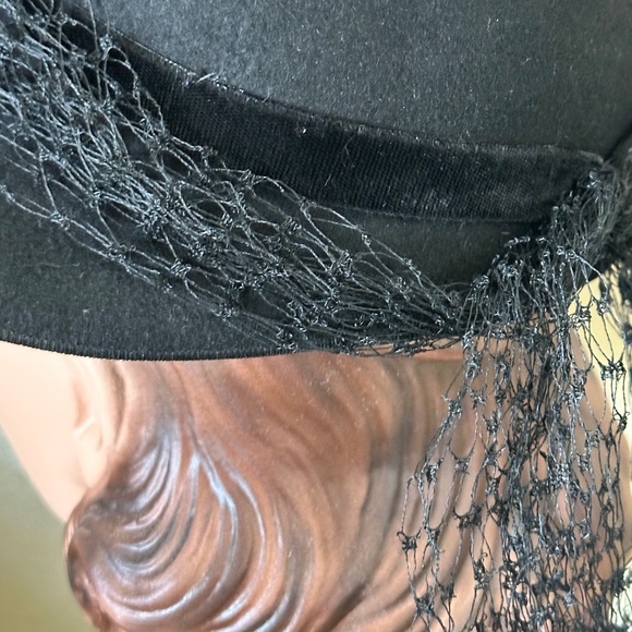 PRETTY 1940s\' BLACK FELT HAT WITH FUCHSIA FEATHER \
